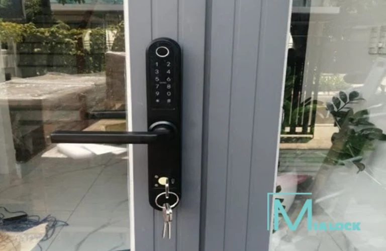 Những Lưu ý Khi Lắp đặt Khóa Vân Tay Cửa Nhôm